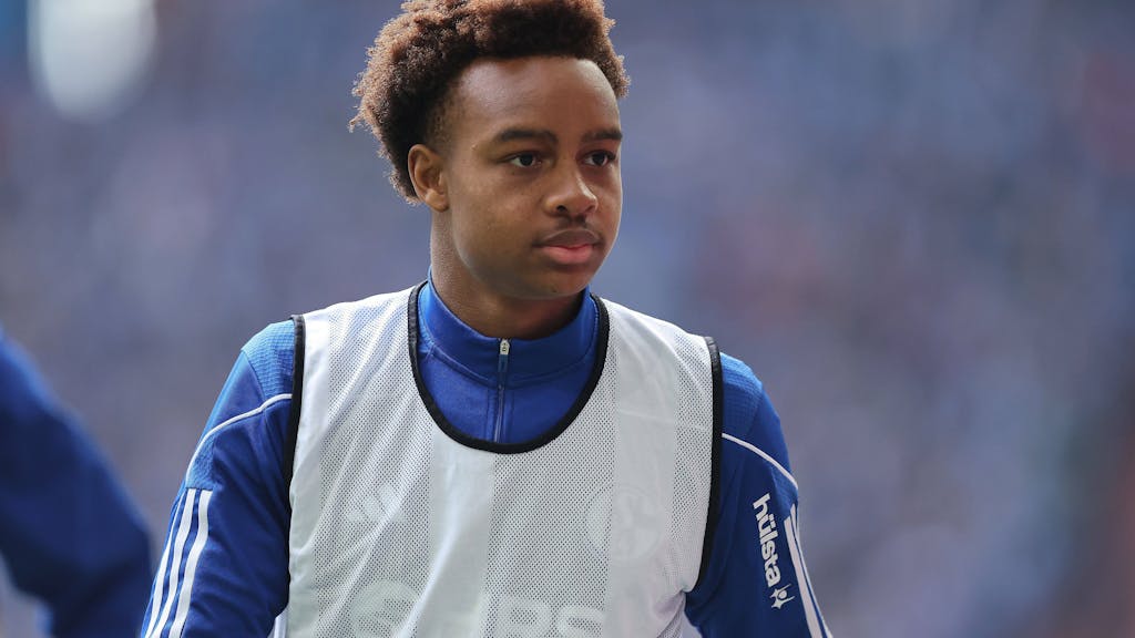 Assan Ouedraogo wärmt sich beim FC Schalke 04 auf.