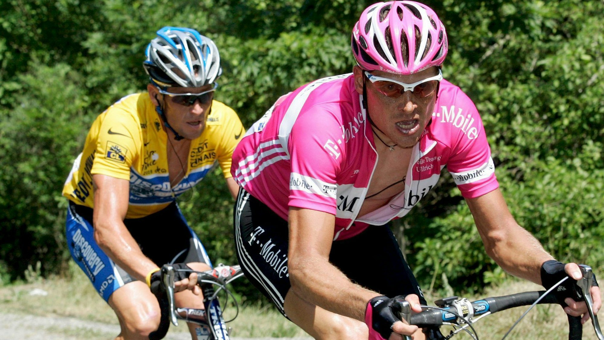 Lance Armstrong (l.) und Jan Ullrich fahren bei der Tour de France.