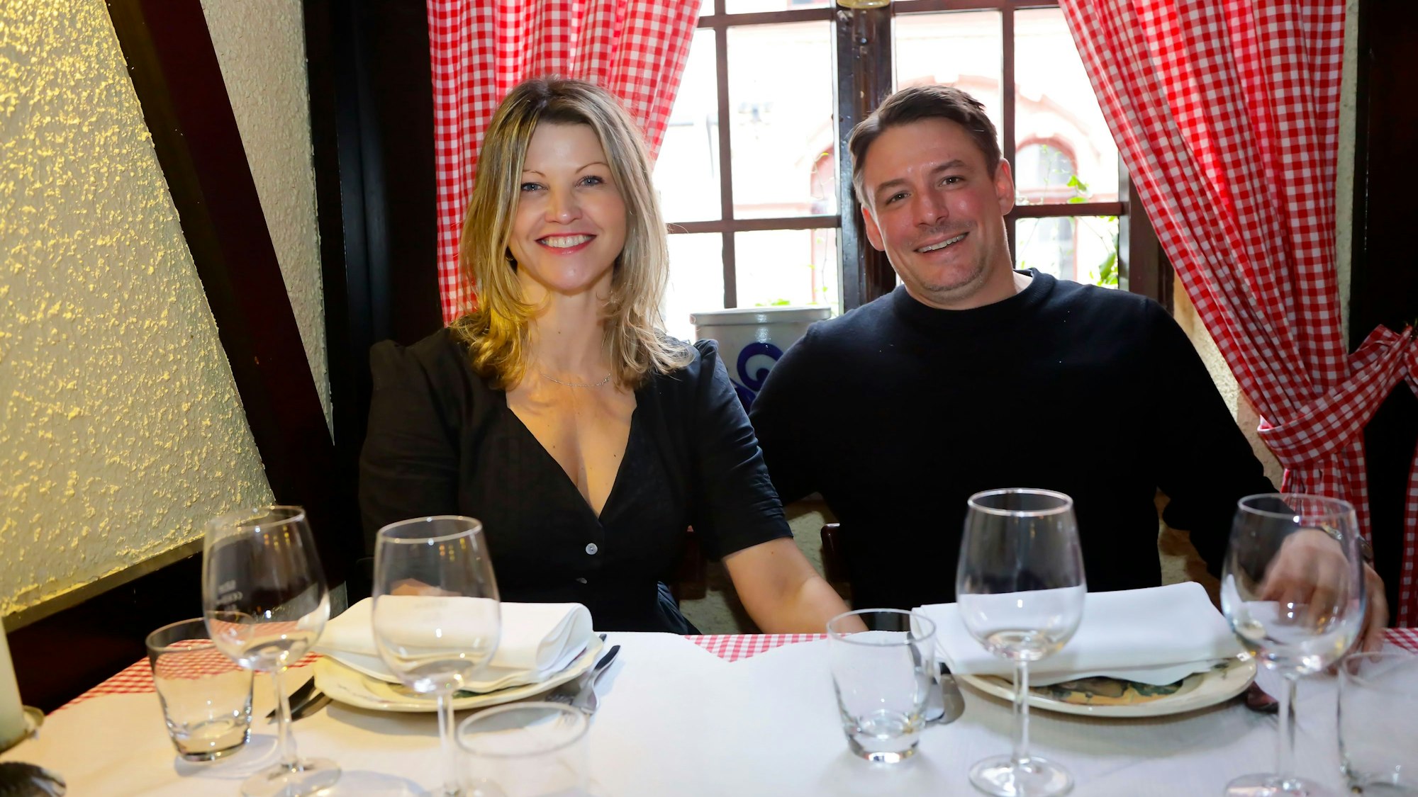 Franziska Lewandroski und Markus Aler sitzen an einem gedeckten Tisch im „Wackes“.