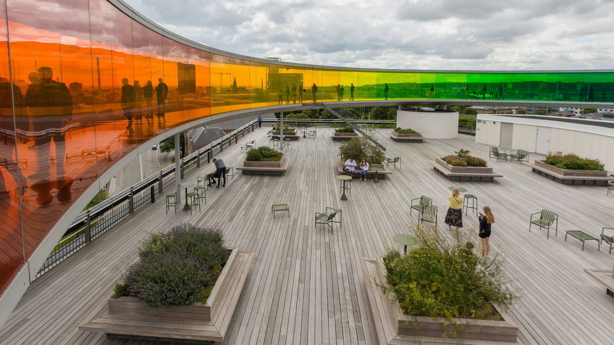 Blick auf den runden Skywalk „Your Rainbow Panorama“ des Künstlers Olafur Eliasson auf dem Dach des ARoS Kunstmuseums in Aarhus, hier im Juli 2020.