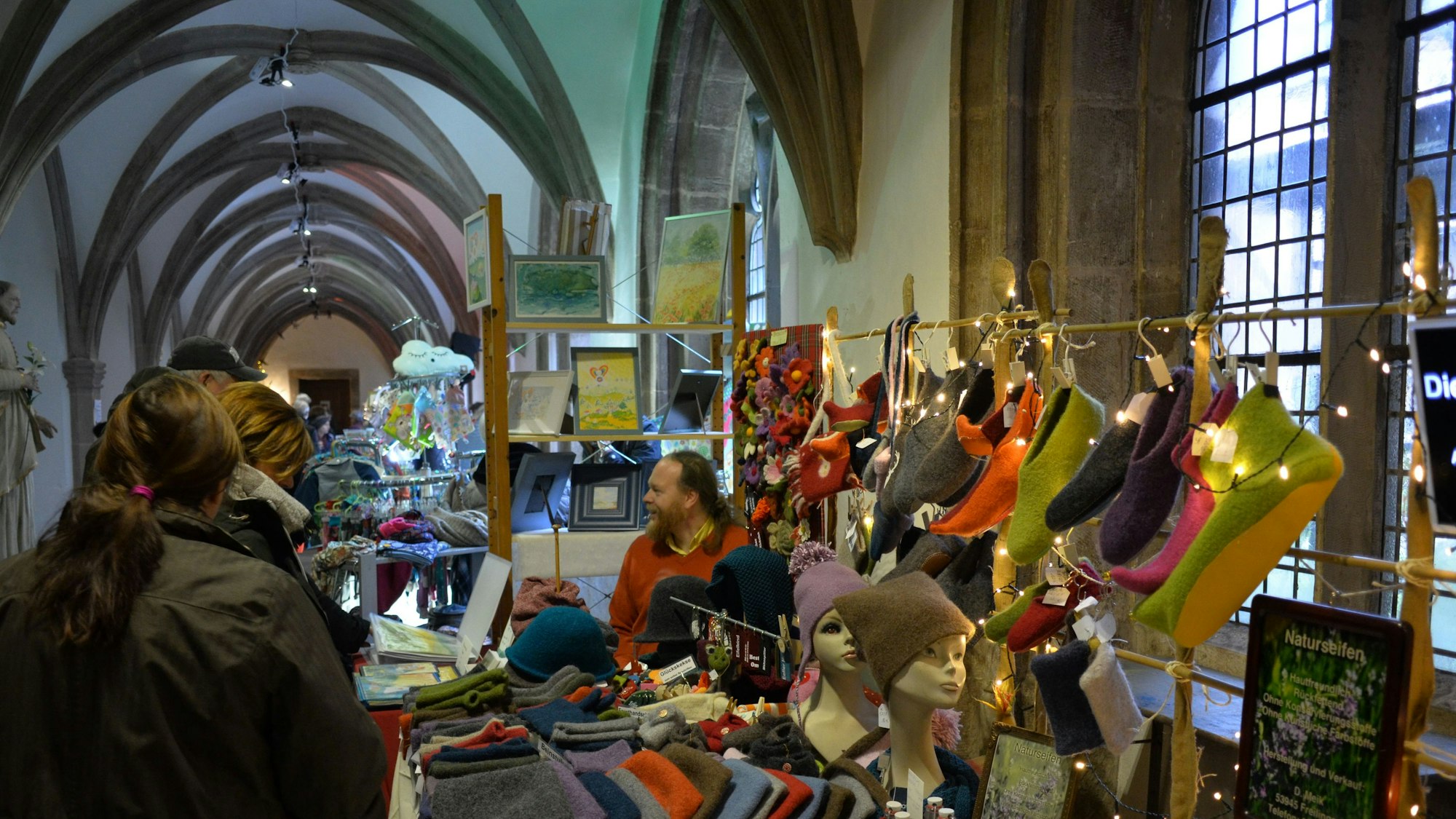 Weihnachtsmarkt im Kreuzgang von Kloster Steinfeld.