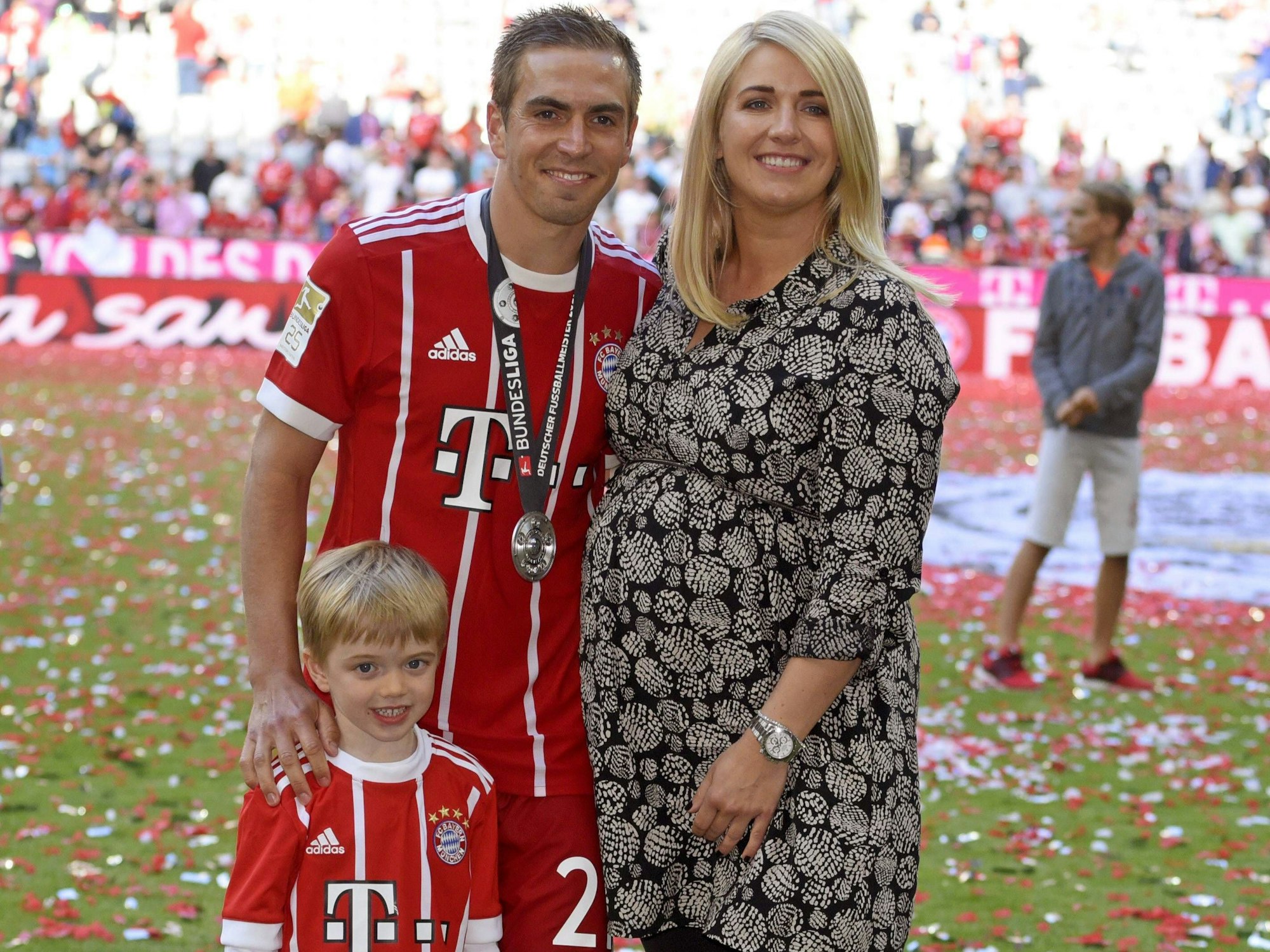 Philipp Lahm posiert nach der gewonnenen Meisterschaft mit Frau und Kind.