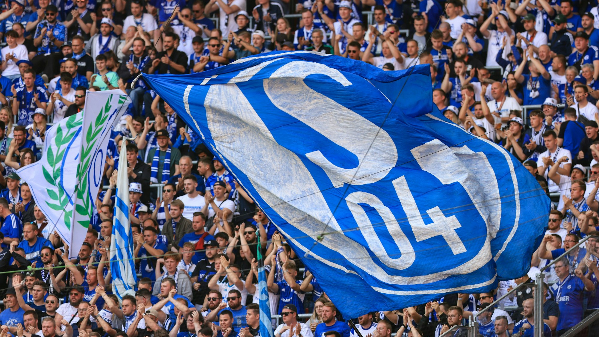Eine große Schalke-Fahne weht im Fanblock.