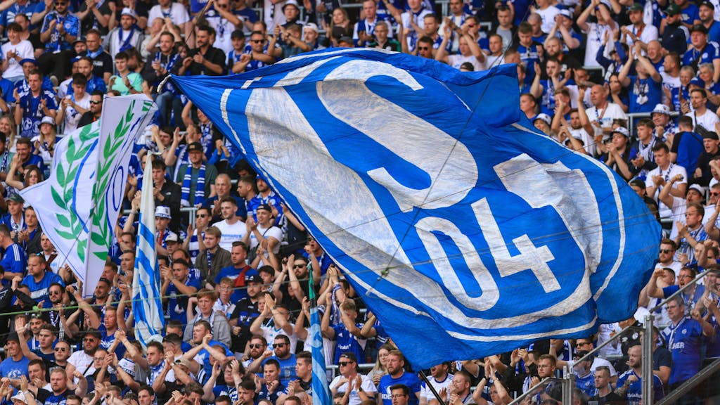Eine große Schalke-Fahne weht im Fanblock.