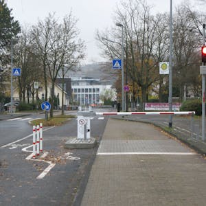 Rot-weiße Schranken und eine Rot zeigende Ampel verhindern den Durchgangsverkehr an den Schulen in der Fritz-Jacobi-Straße.