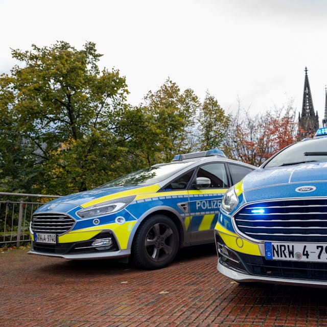 Das Foto zeigt zwei Einsatzfahrzeuge der Polizei Köln.
