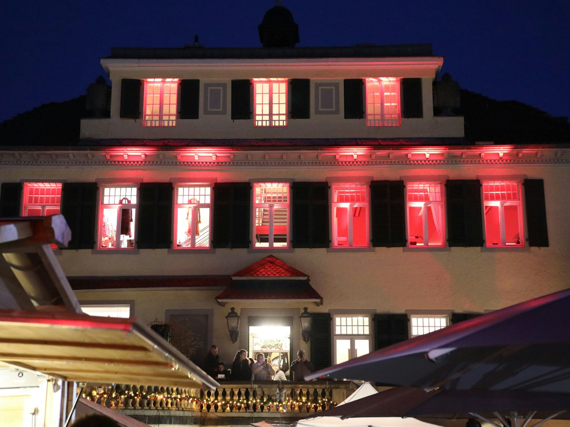 Zum Weihnachtsmarkt wird Schloss Eulenbroich mit Lichtern angestrahlt.