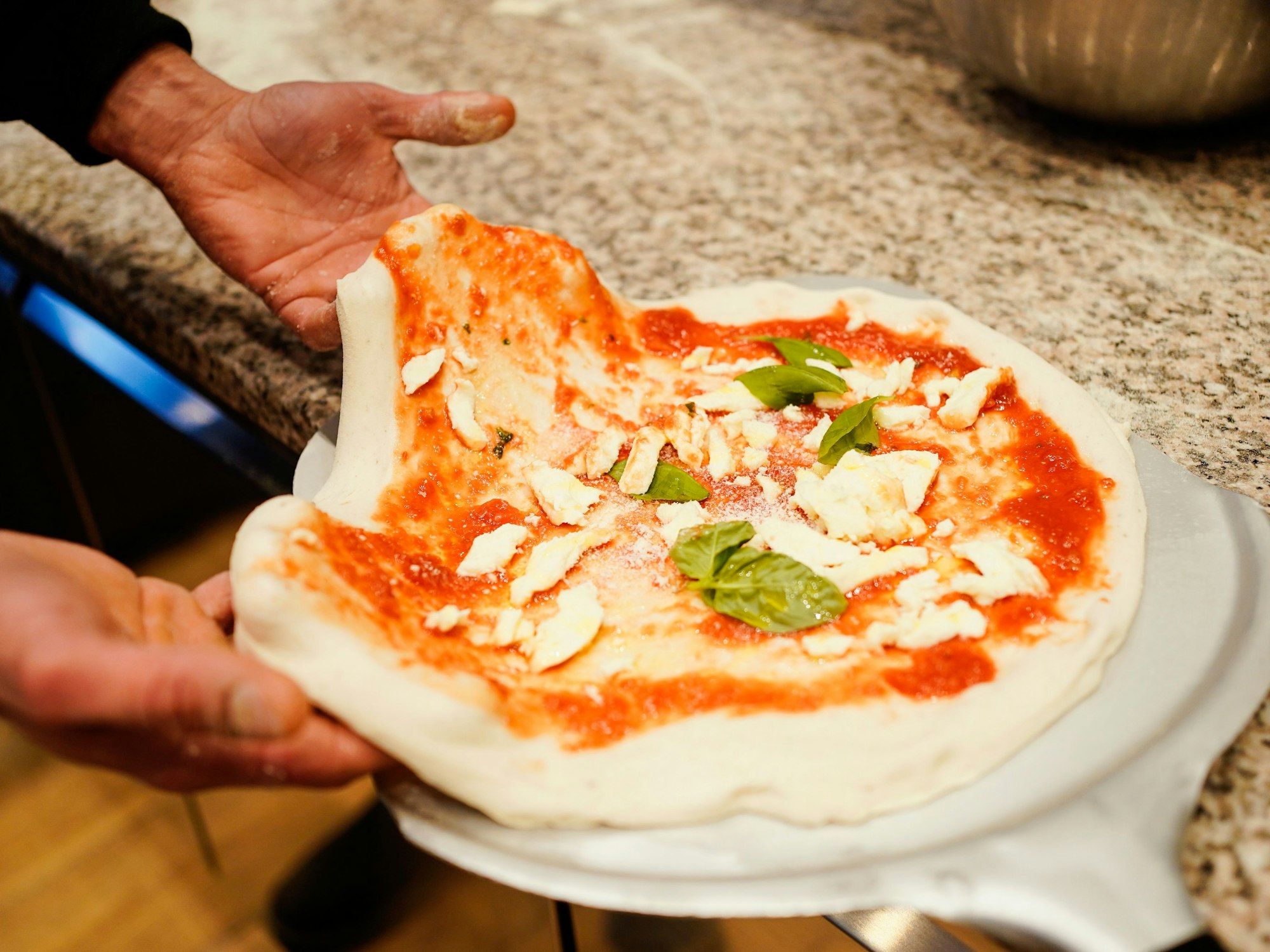 Francesco Ialazzo, Weltmeister der Pizzabäcker, bereitet in Mannheim eine Pizza Margherita vor (2022).