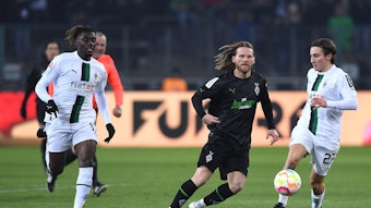 Eugen Polanski und Rocco Reitz kämpfen im Borussia-Park um den Ball.