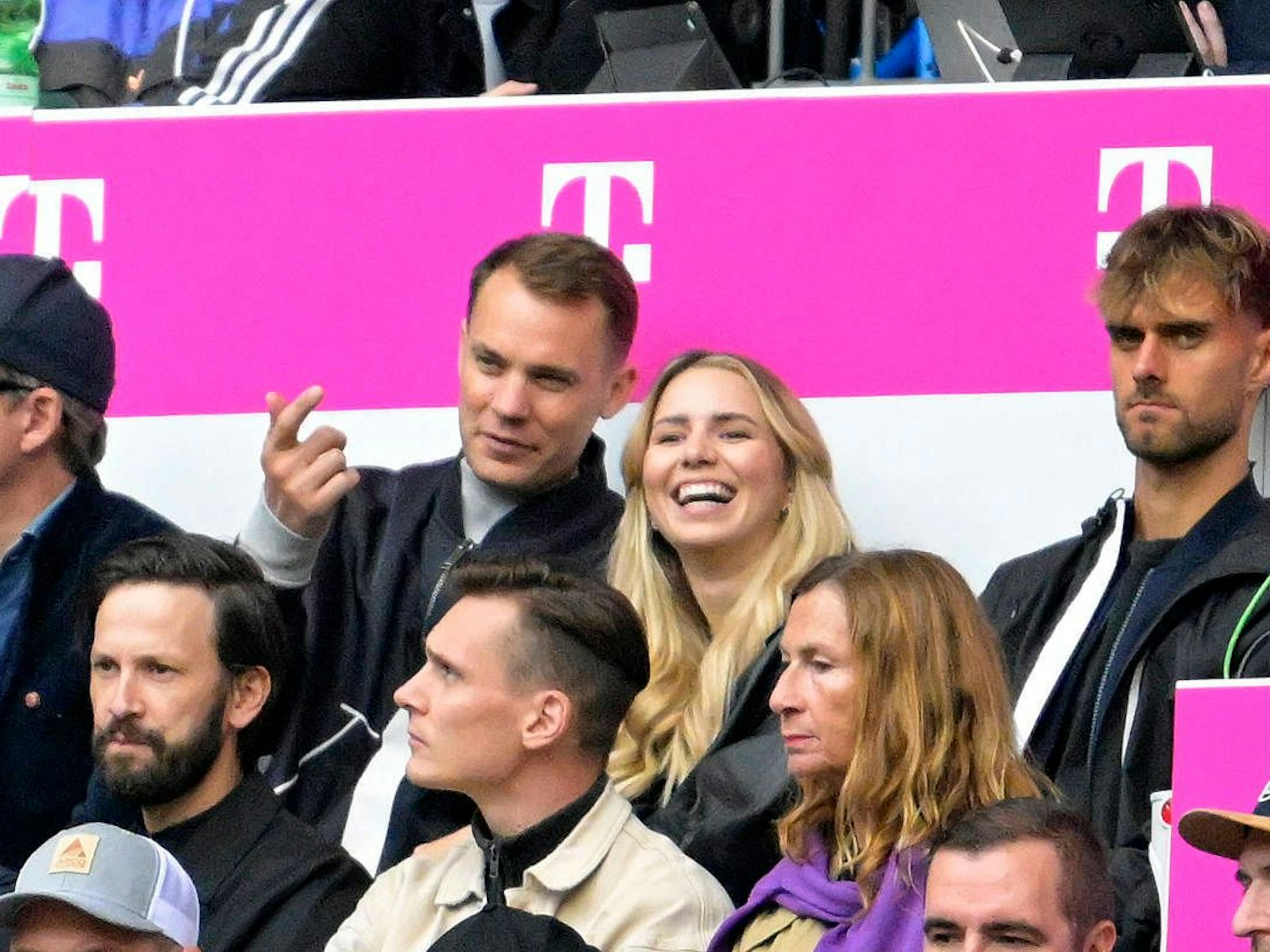 Manuel Neuer und Anika Bissel zusammen auf der Tribüne.