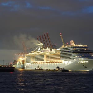 Das Kreuzfahrtschiff „MSC Preziosa“ läuft im Hamburger Hafen ein.