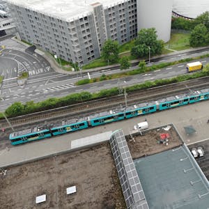 Ein 100 Meter langer Zug in Frankfurt. Ähnlich lange Bahnen werden jetzt auch oberirdisch in der Kölner Innenstadt getestet.