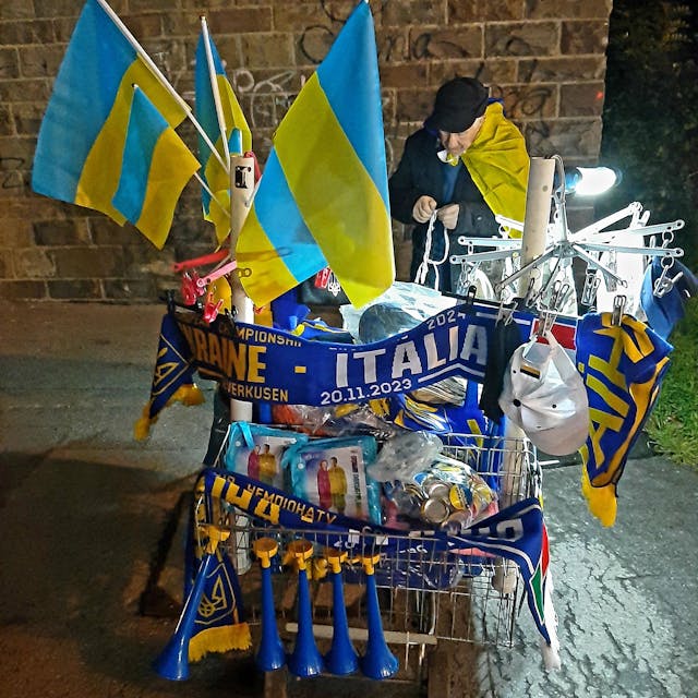 Qualilfikationsspiel zur Fußball-Europameisterschaft 2024 Ukraine gegen Italien in der Bay-Arena Leverkusen. (EM, UEFA). Auf dem Bild ist einer der vielen fliegenden Händler mit seinen Fan-Utensilien zu sehen. 
