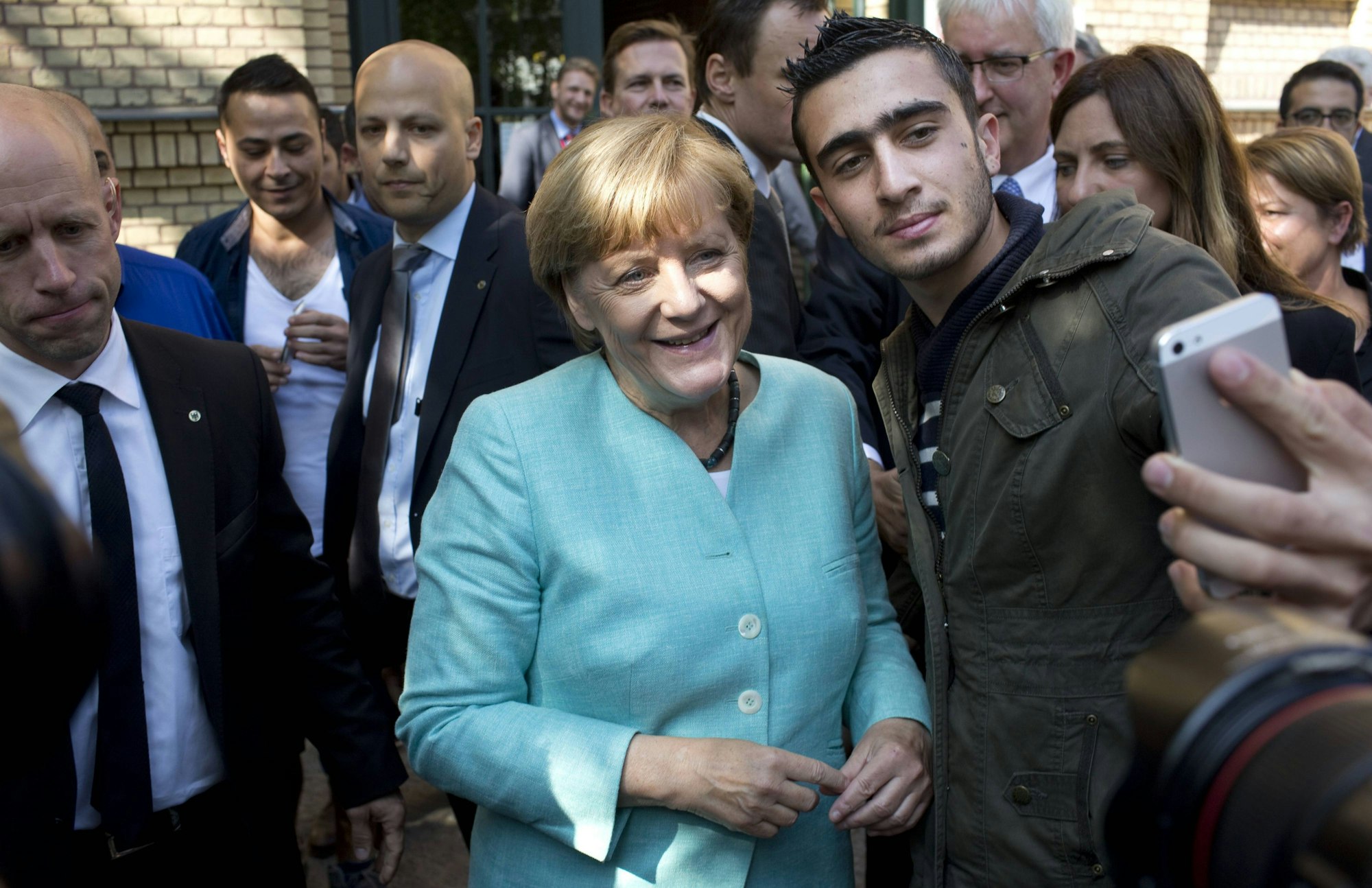 Bundeskanzlerin Angela Merkel CDU besucht die Außenstelle des Bundesamtes für Migration und Flüchtlinge und der AWO-Erstaufnahmeeinrichtung, 10.09.2015