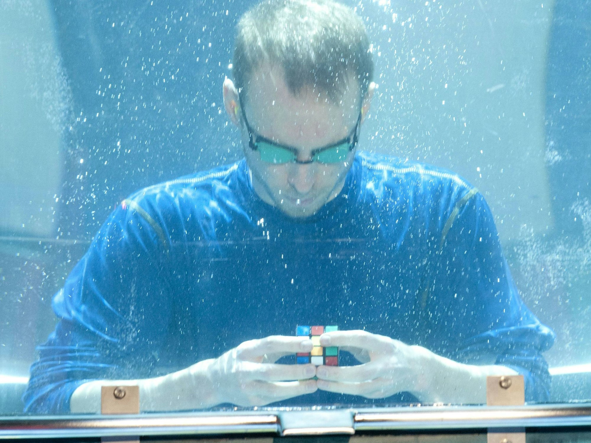 Stefan Pochmann löst blind einen Zauberwürfel unter Wasser.