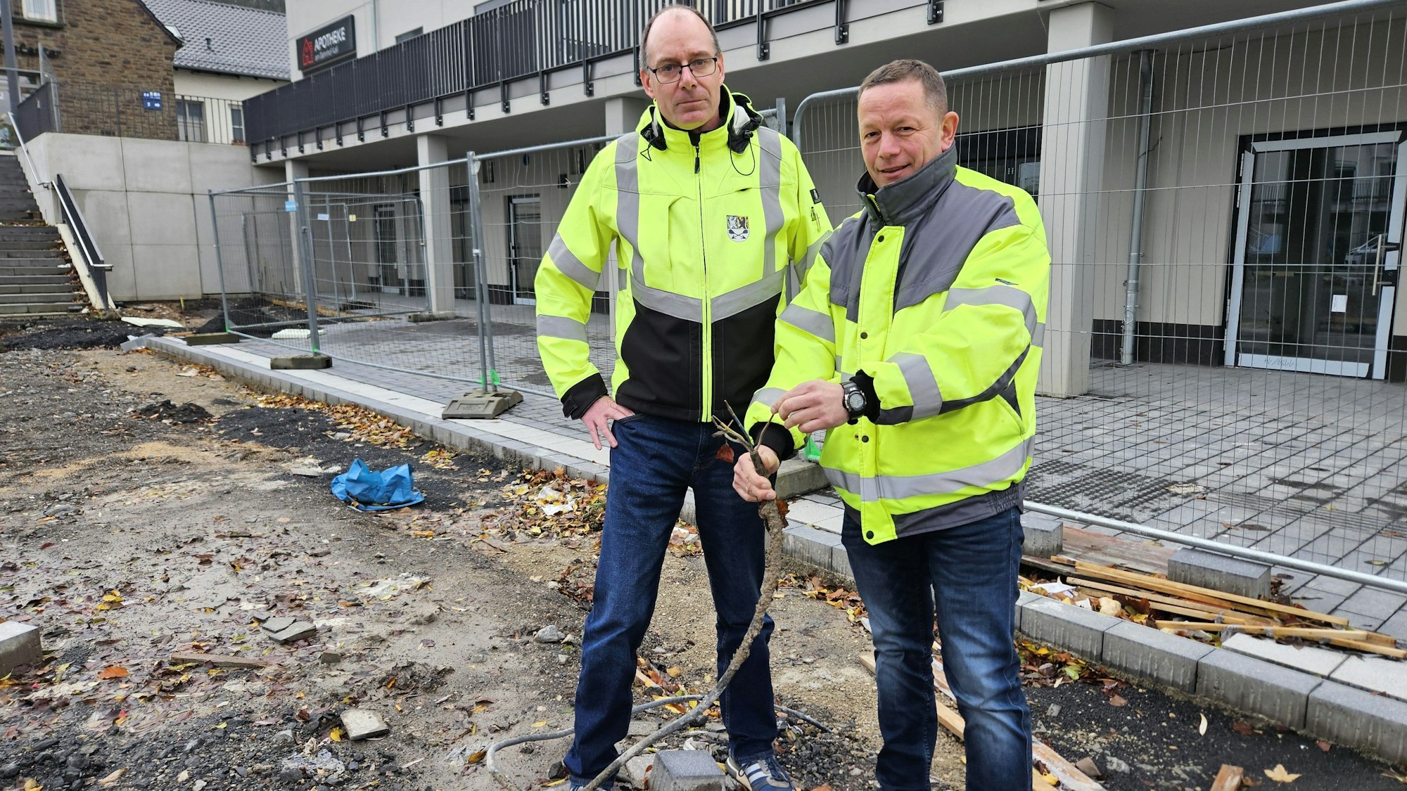 Das Bild zeigt Lothar Schatten (l.) und Günter Margraff vom Bauamt der Gemeinde Kall auf der Baustelle.