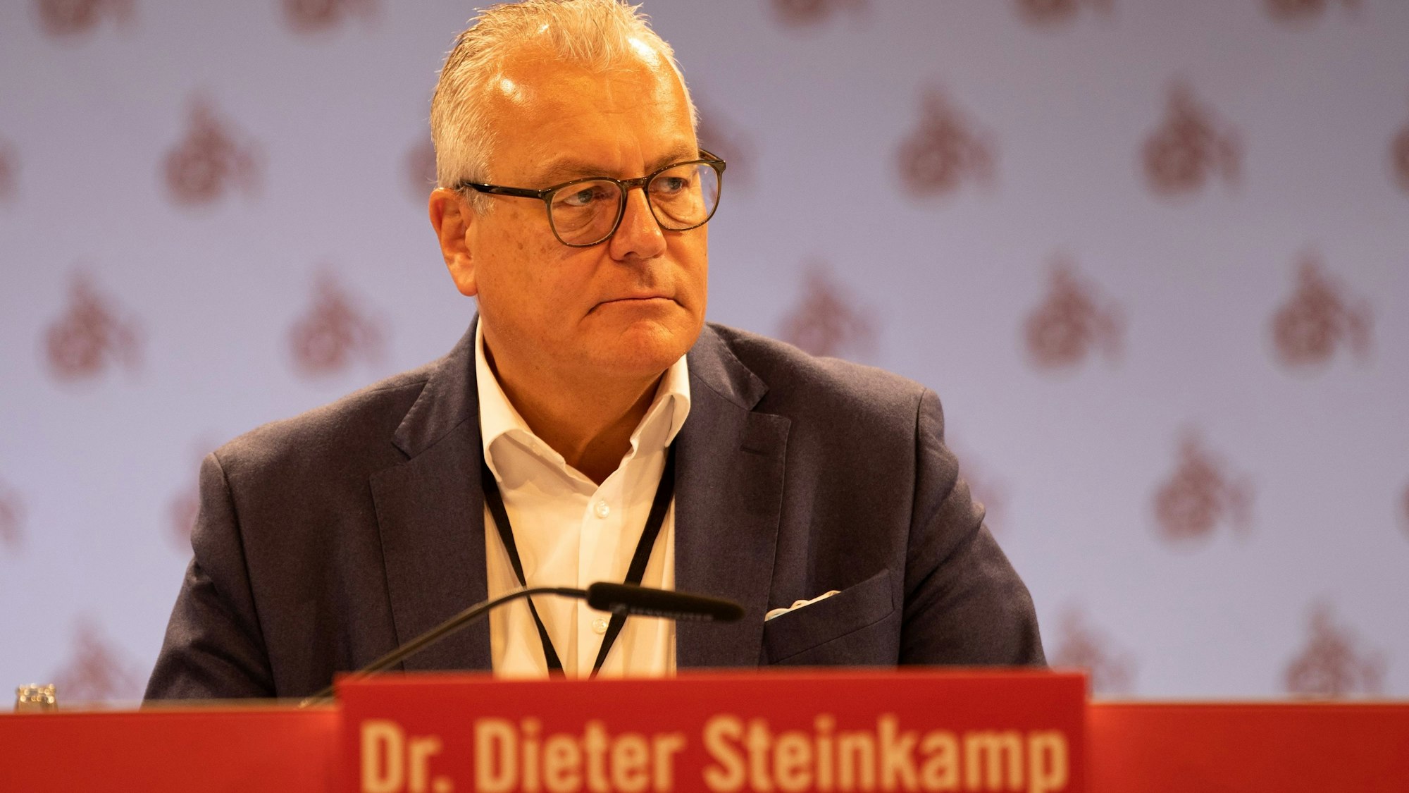 Dr. Dieter Steinkamp (Verammlungsleiter); Mitgliederverammlung des 1. FC Köln am 20.09.2022 in der Lanxess Arena in Köln (Deutschland).Foto: Andreas Dick