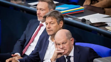 Führende Köpfe der Ampel-Regierung: Kanzler Olaf Scholz (SPD, r.), Wirtschaftsminister Robert Habeck (Grüne, m.) und Finanzminister Christian Lindner (FDP)