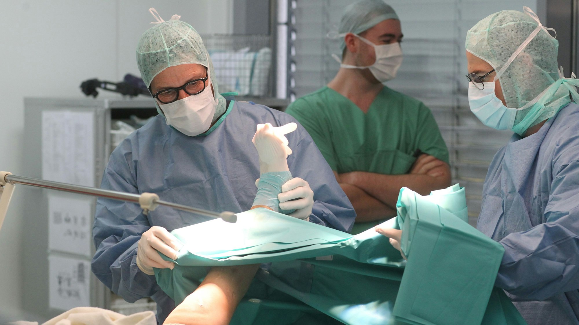 Operation in der Kinderklinik Asklepios in Sankt Augustin mit Dr. Micha Langendörfer, Chefarzt Orthopadie, der einem 11-jährigen Mädchen einen Nagel zur Stabilisation des Schienbeins einsetzt.