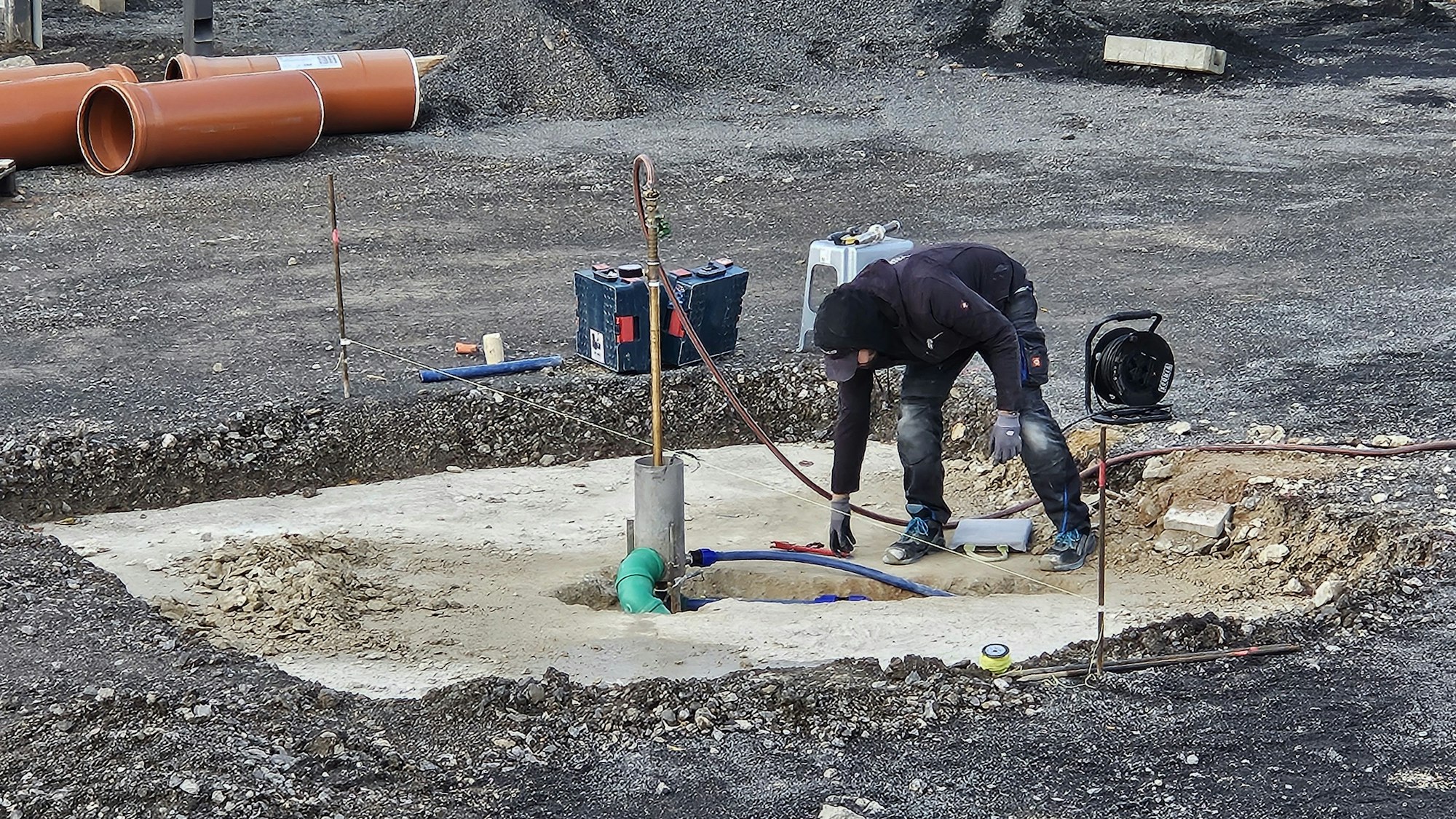 Das Bild zeigt einen Arbeiter auf dem Bahnhofsvorplatz in Kall.