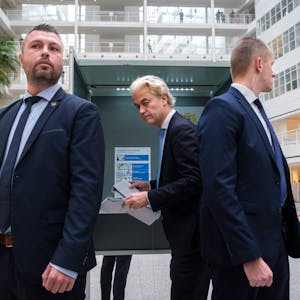 Geert Wilders, Vorsitzender der Partei für die Freiheit (PVV), gibt in Begleitung von Personenschützern seine Stimme für die Parlamentswahl ab.