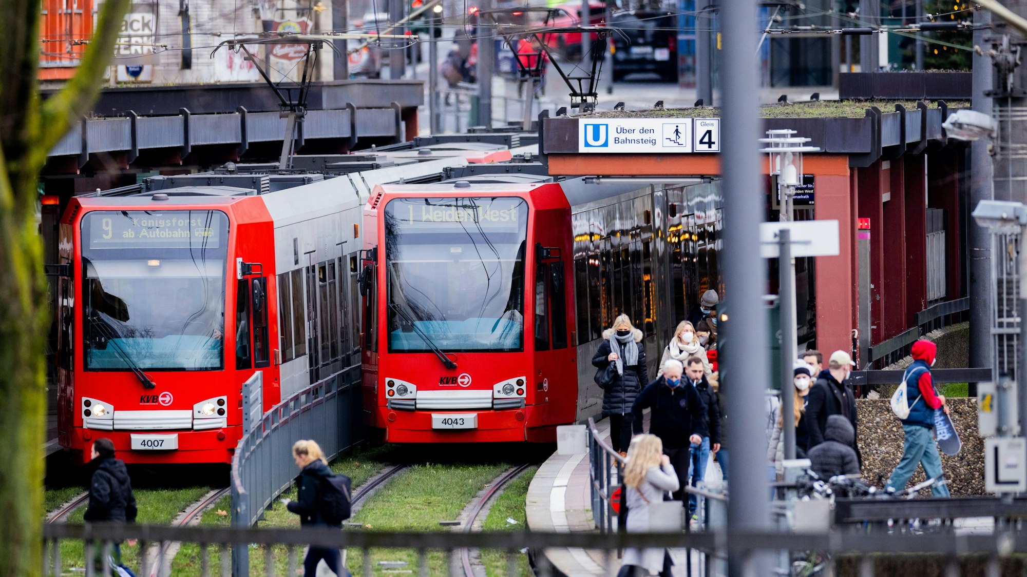Straßenbahnen der Kölner Verkehrsbetriebe (KVB) stehen an einer Haltestelle. +++ dpa-Bildfunk +++