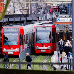 Straßenbahnen der Kölner Verkehrsbetriebe (KVB) stehen an einer Haltestelle. +++ dpa-Bildfunk +++