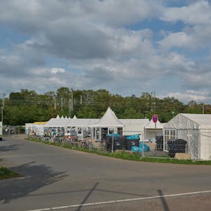 Das Bild zeigt eine Unterkunft für geflüchtete Menschen am Stadion, in dem Fortuna Köln spielt.