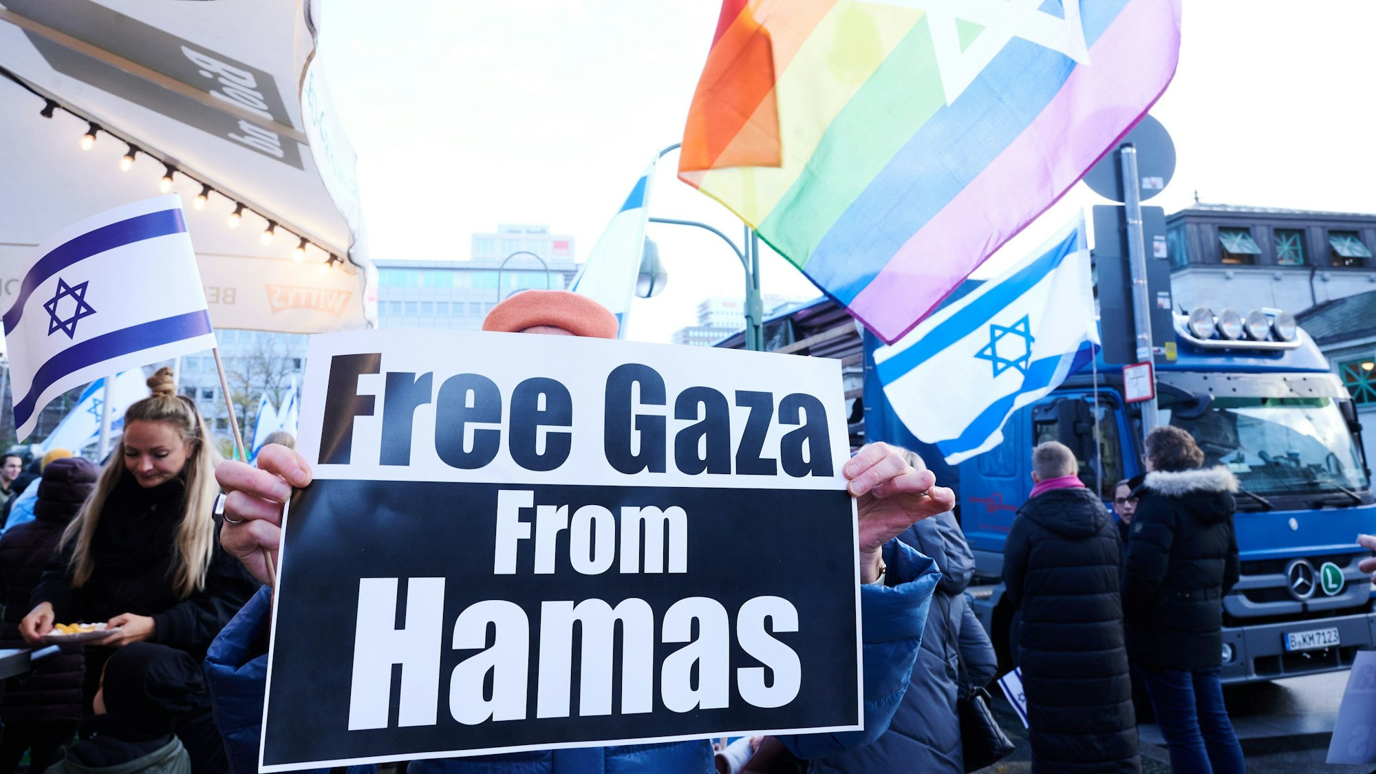 ·Free Gaza from Hamas· steht auf einem Transparent, das eine Demonstrantin auf der Demonstration ·Jüdisches Leben Berlin· für Israel und gegen Antisemitismus hält.