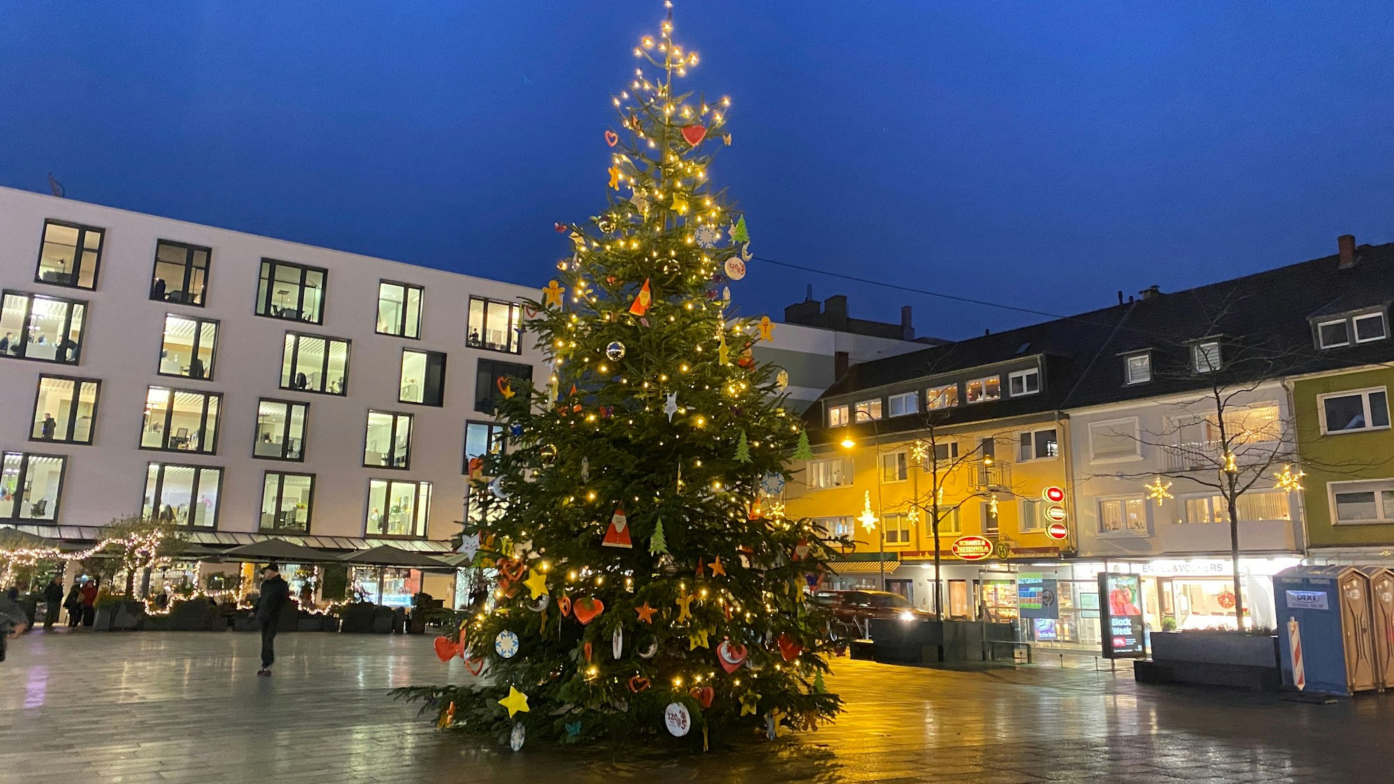 Auf dem Platz steht ein Weihnachtsbaum