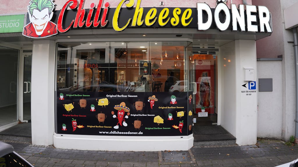 Fatma Ilhan betreibt den Chili Cheese Döner in Kerpen. Sie befindet sich im Rechtsstreig mit DC Comics. Grund ist das Logo.