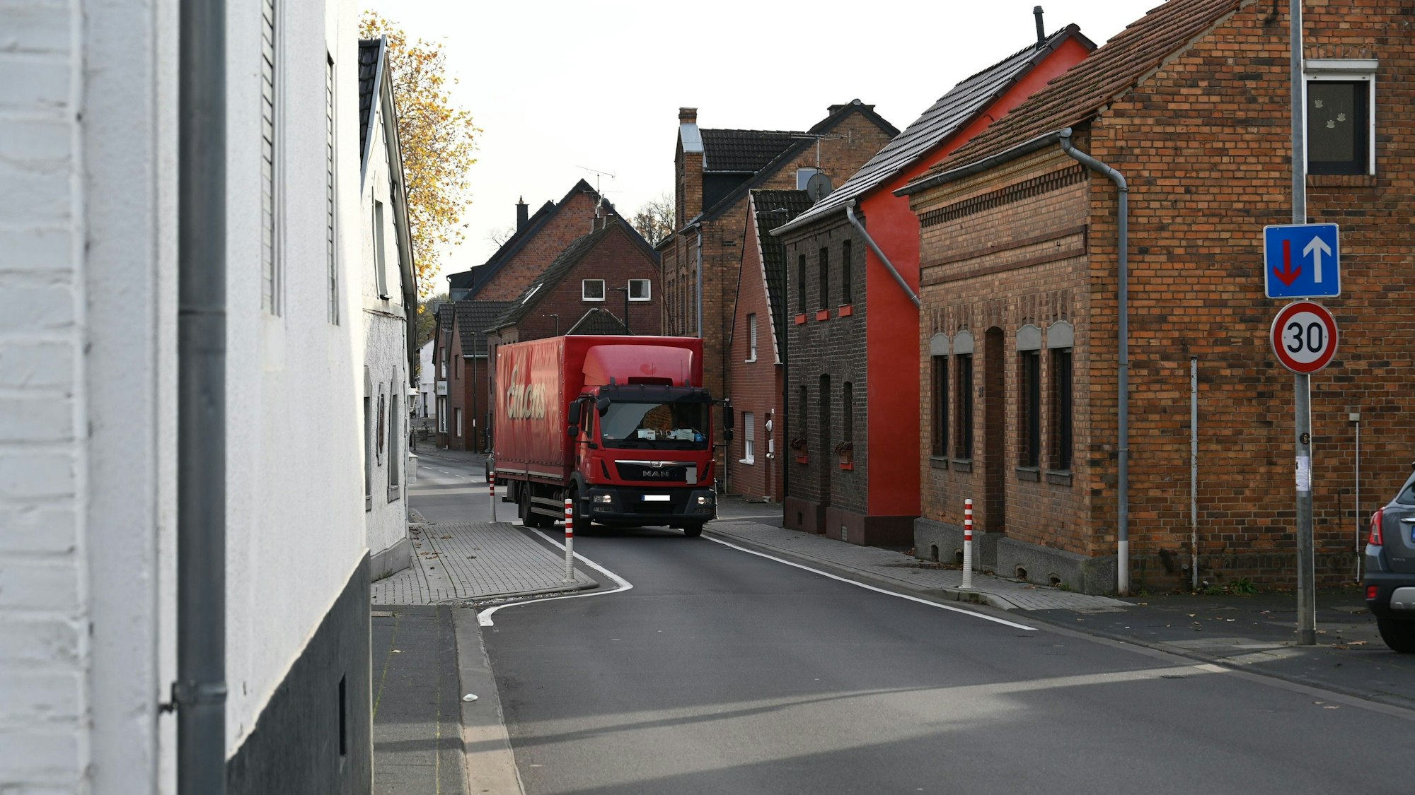 Ein Lastwagen fährt durch eine Engstelle auf der Heerstraße mit Tempo-30-Schild.