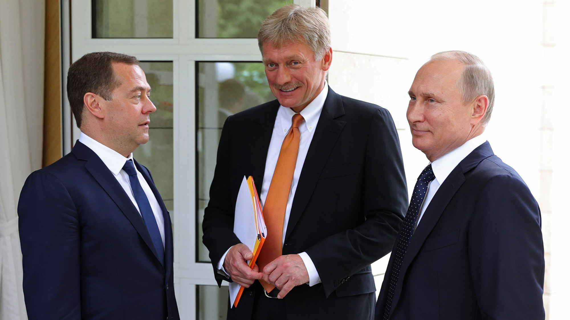 Vertraute unter sich: Wladimir Putin mit Kremlsprecher Dmitri Peskow (M.) und dem Vizechef des Sicherheitsrats, Dmitri Medwedew (l.).