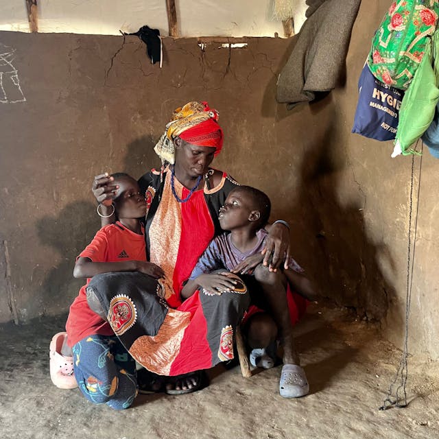 Elizabeth Nyachieng aus dem Süd-Sudan mit zwei ihrer zehn Kinder im ugandischen Flüchtlingslager Onungo 7


