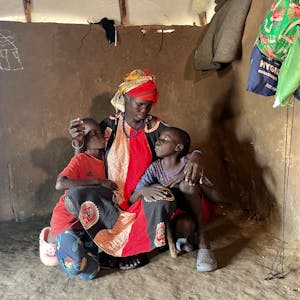 Elizabeth Nyachieng aus dem Süd-Sudan mit zwei ihrer zehn Kinder im ugandischen Flüchtlingslager Onungo 7

