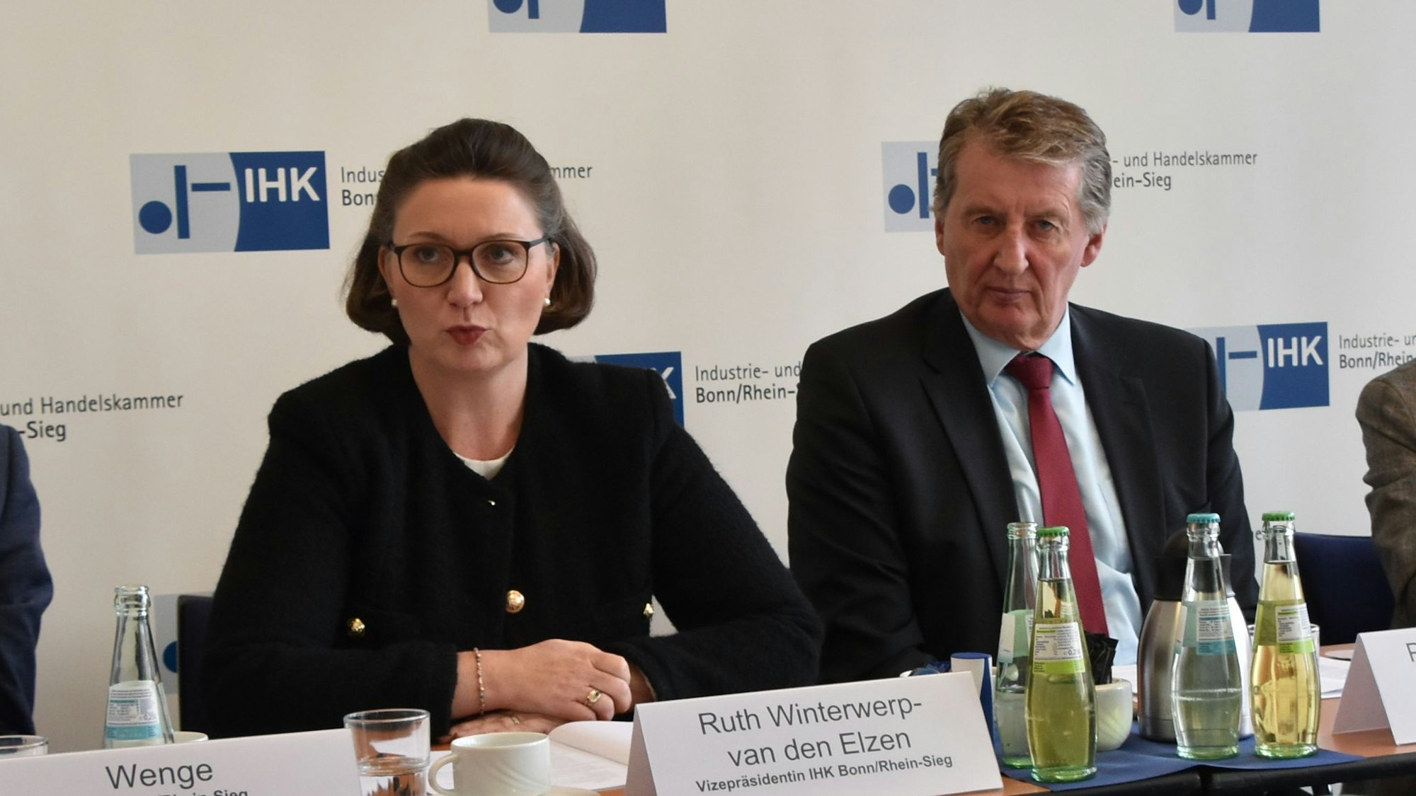 IHK-Vizepräsidentin Ruth Maria Winterwerp-van den Elzen und Geschäftsführer Professor Stephan Wimmers bei der Pressekonferenz.