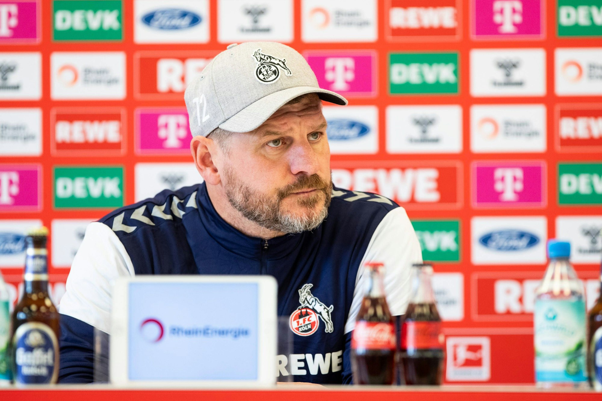 Steffen Baumgart auf einer FC-Pressekonferenz.