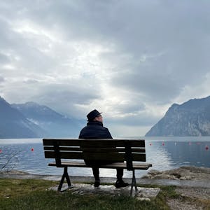 Björn Heuser sitzt auf einer Bank am Gardasee&nbsp;