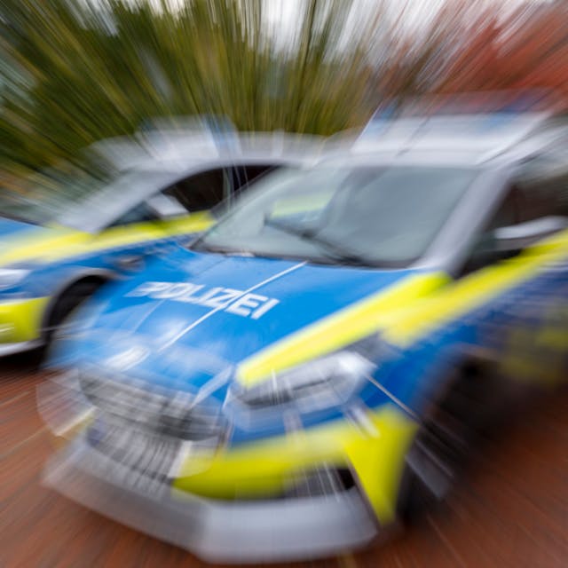 Zwei Polizeiautos, fotografiert mit Bewegungsschärfe