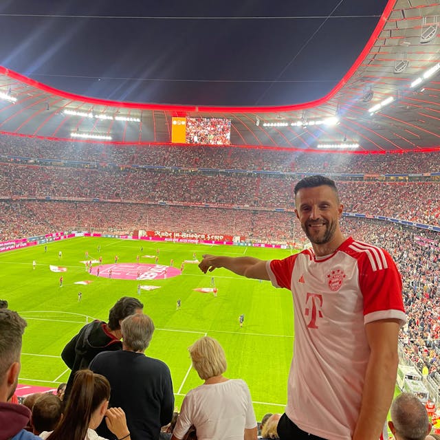 Auf dem Foto ist der Pulheimer Cünyet Karaca im Kölner Fußballstadion zu sehen. Er trägt ein Bayern-Trikot.