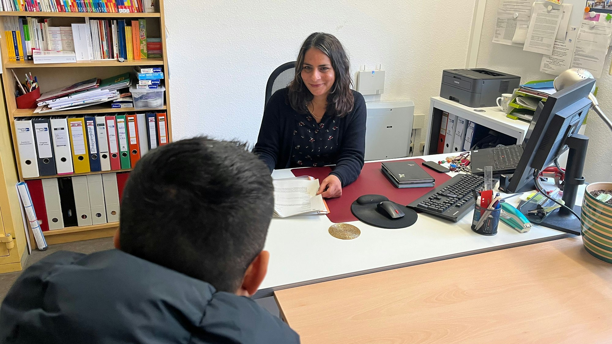 Gülistan Cacan, Migrationsberaterin im Vingster Treff, im Gespräch mit einem Klienten