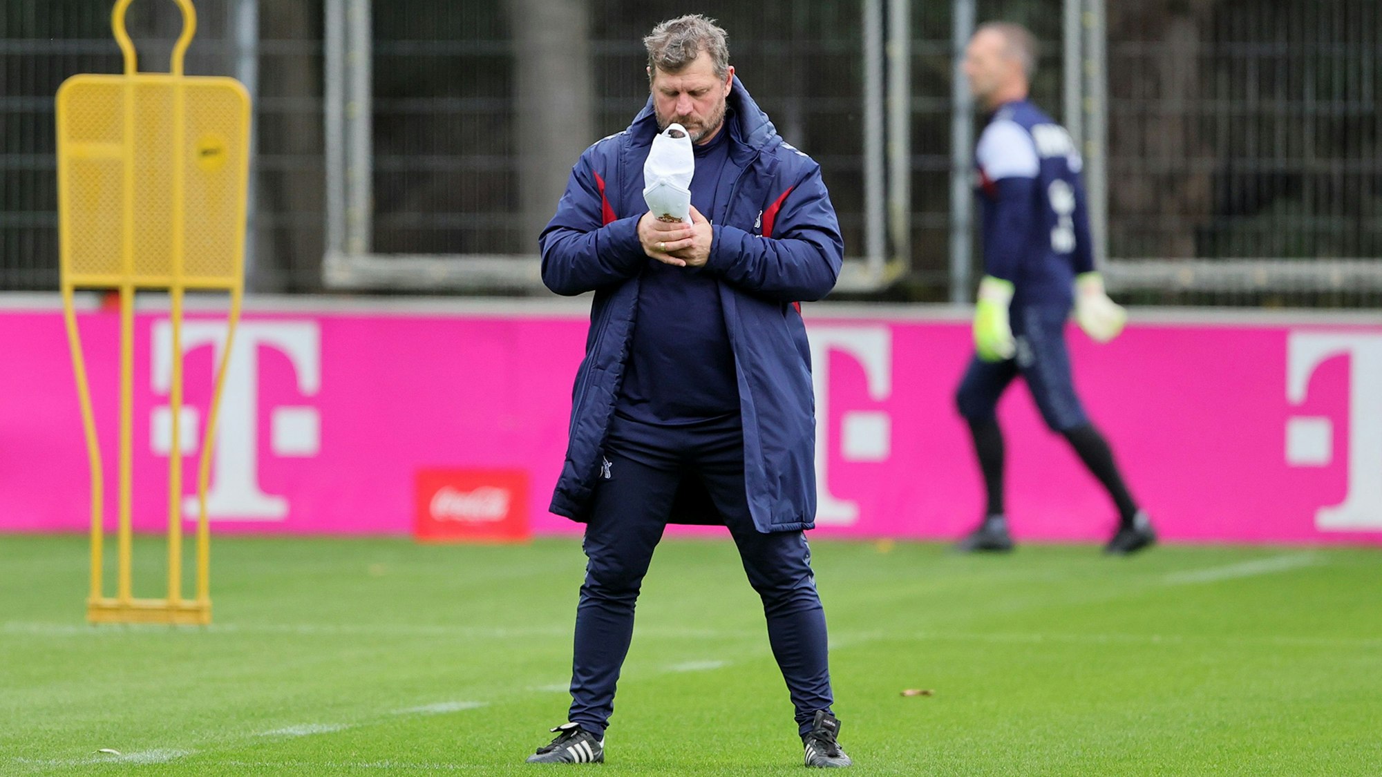 FC-Trainer Steffen Baumgart sendet ein kleines Stoßgebet an den Fußballgott.