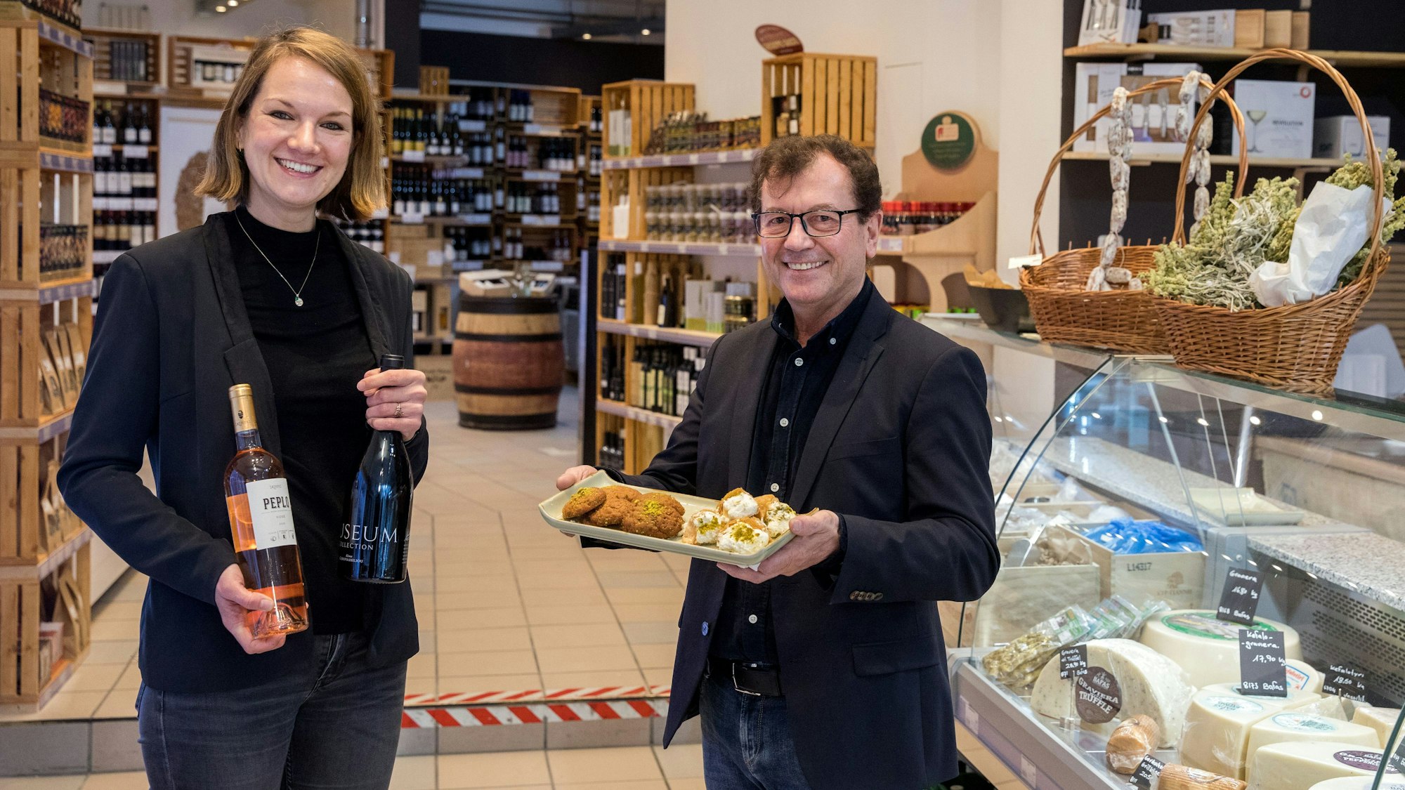 Weinfachfrau Julia Höffer und Liolidis Stergios im „Emporio Milos“