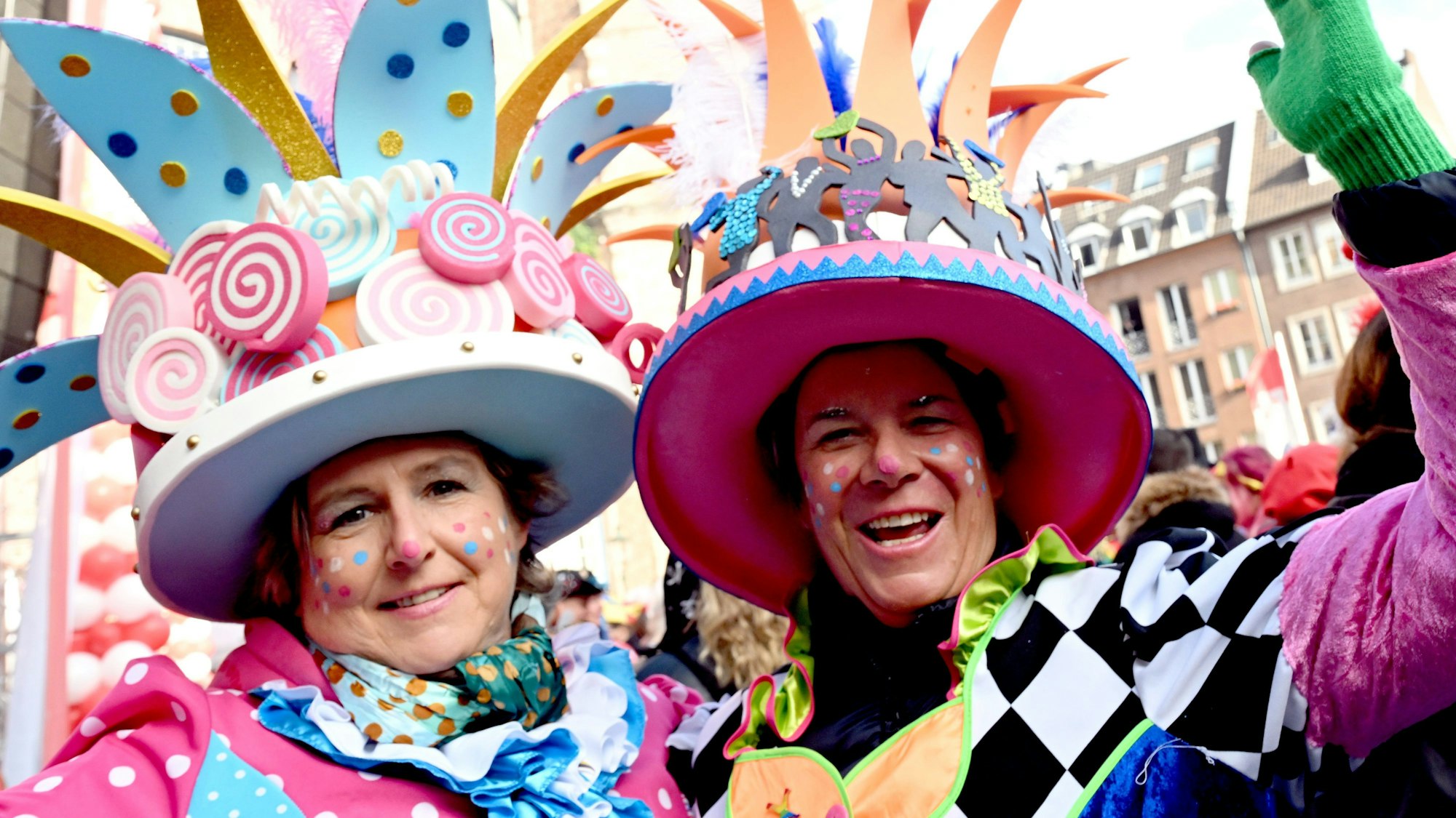 Karnevalisten feiern Karneval in Köln.