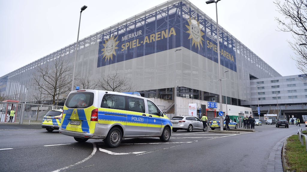 Vor der Merkur Spiel-Arena in Düsseldorf sind mehrere Einsatzfahrzeuge der Polizei zu sehen.
