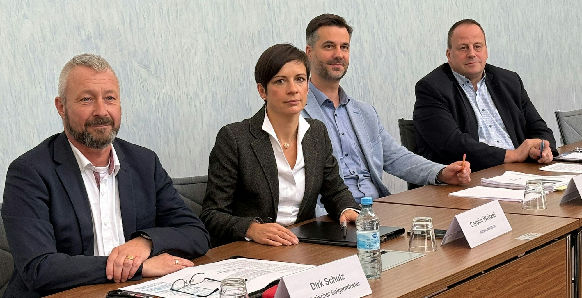 Auf dem Foto sind Erftstadts Bürgermeisterin Carolin Weitzel und drei ihrer Kollegen aus dem Verwaltungsvorstand zu sehen.