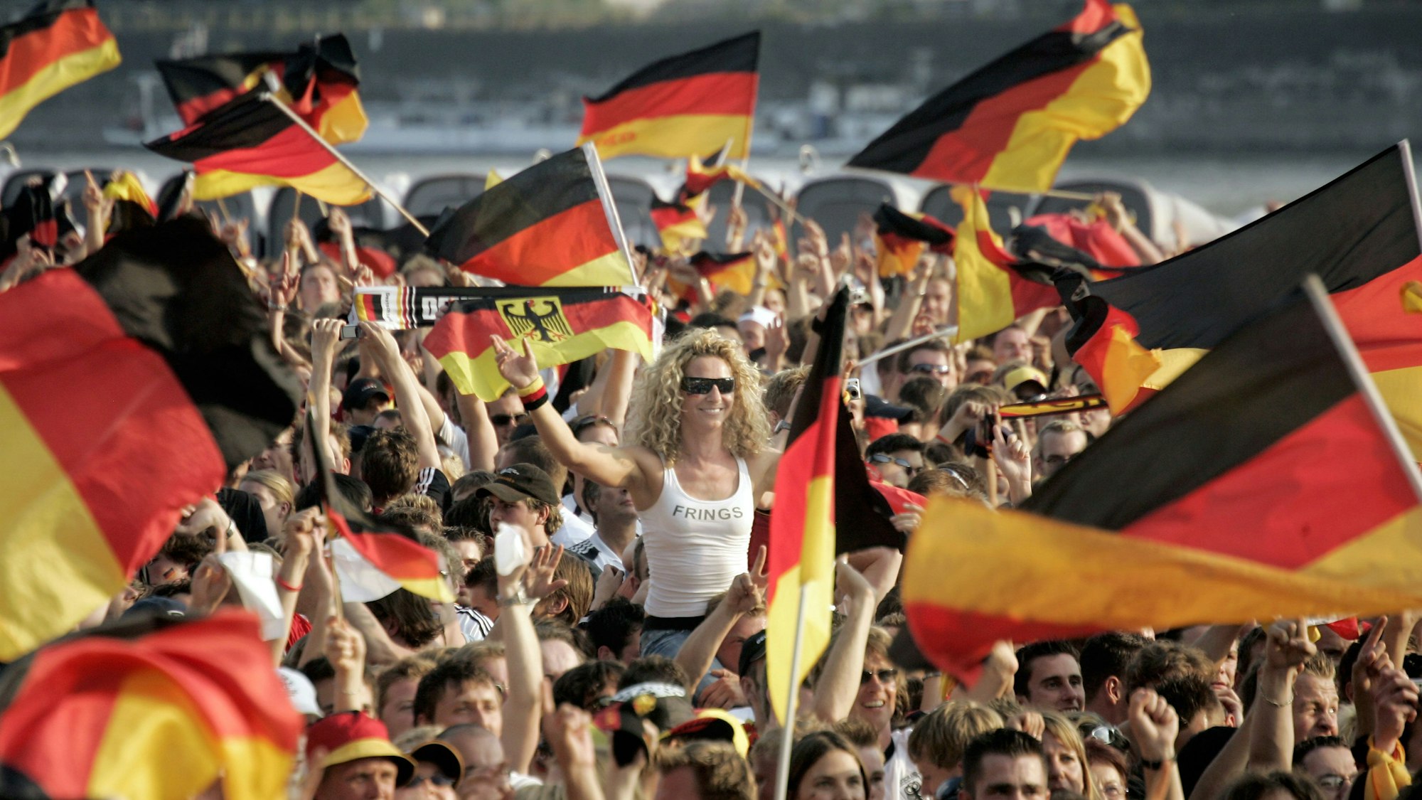 Zahlreiche Fußballfans feiern am Freitag (30.06.2006) am Kölner Rheinufer den Sieg der deutschen Mannschaft über Argentinien. Deutschland ist damit für das Halbfinale bei der Fußball WM 2006 qualifiziert. Foto: Jörg Carstensen dpa/lnw +++ dpa-Bildfunk +++