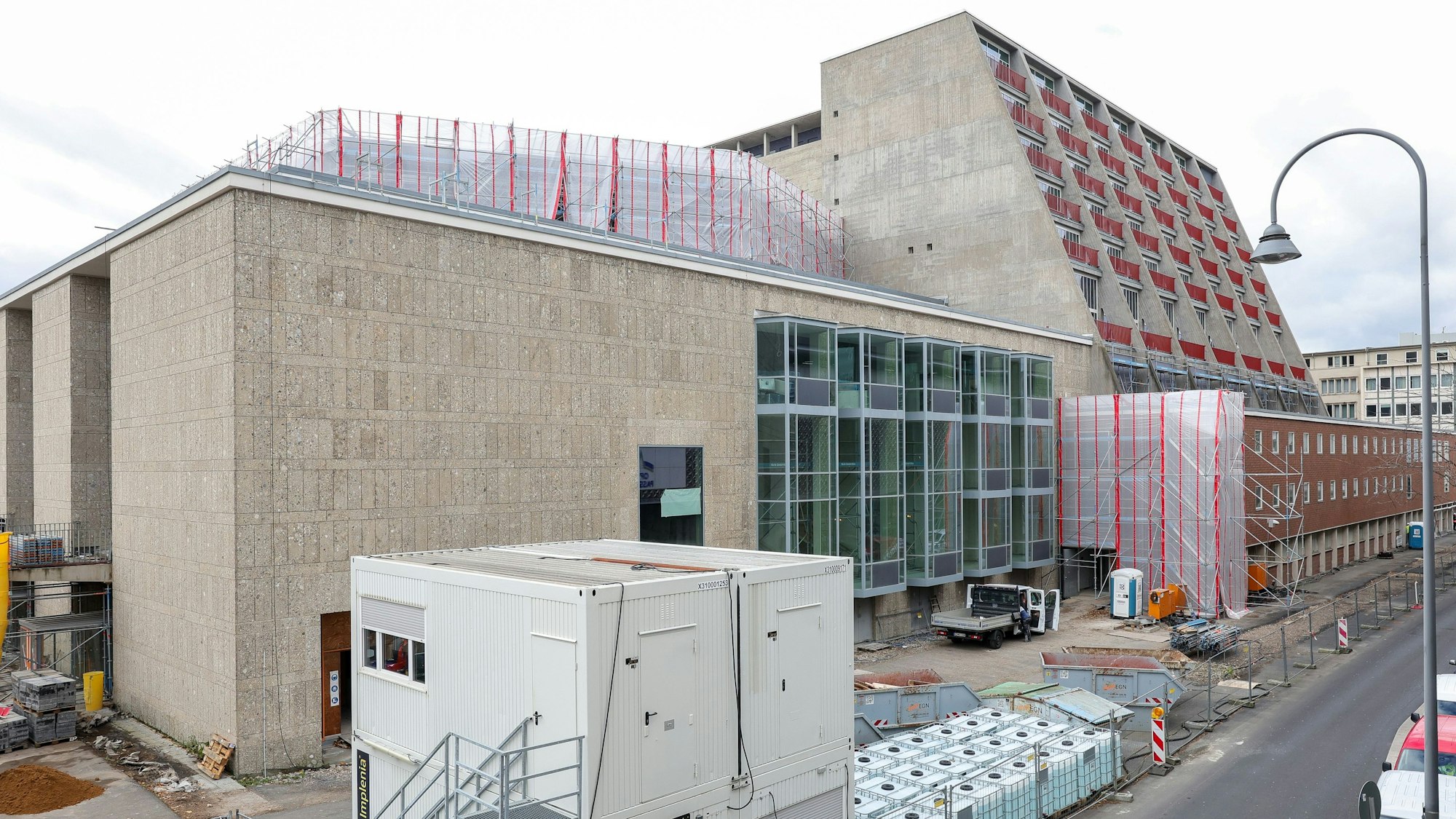 Zu sehen ist die Baustelle von Kölner Oper und Schauspielhaus.