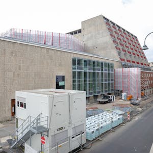 Zu sehen ist die Baustelle von Kölner Oper und Schauspielhaus.