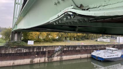 Das Foto zeigt die Stelle, an der der Autokran die Brücke im Niehler Hafen beschädigt hat.